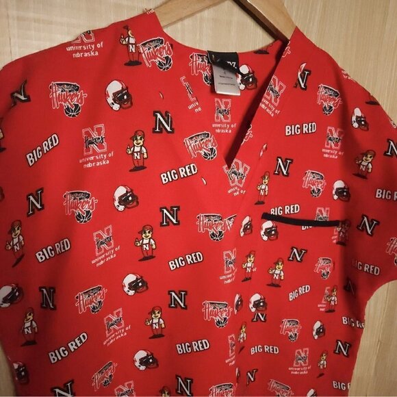 Scrub Dudz Red University Of Nebraska Scrub Top Small - Picture 3 of 6